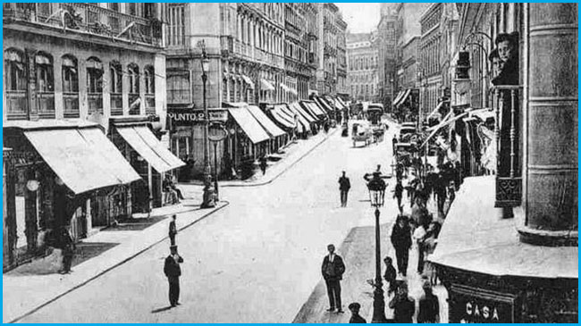 Calle Arenal: in black-and-white