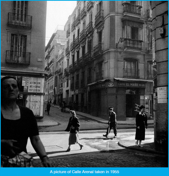 Calle Arenal: in black-and-white