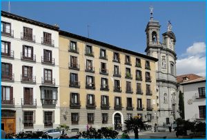 Paseando por la plaza del Cordón