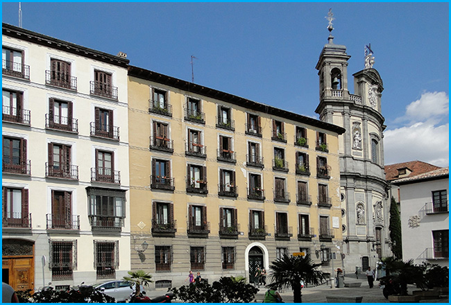 Paseando por la plaza del Cordón