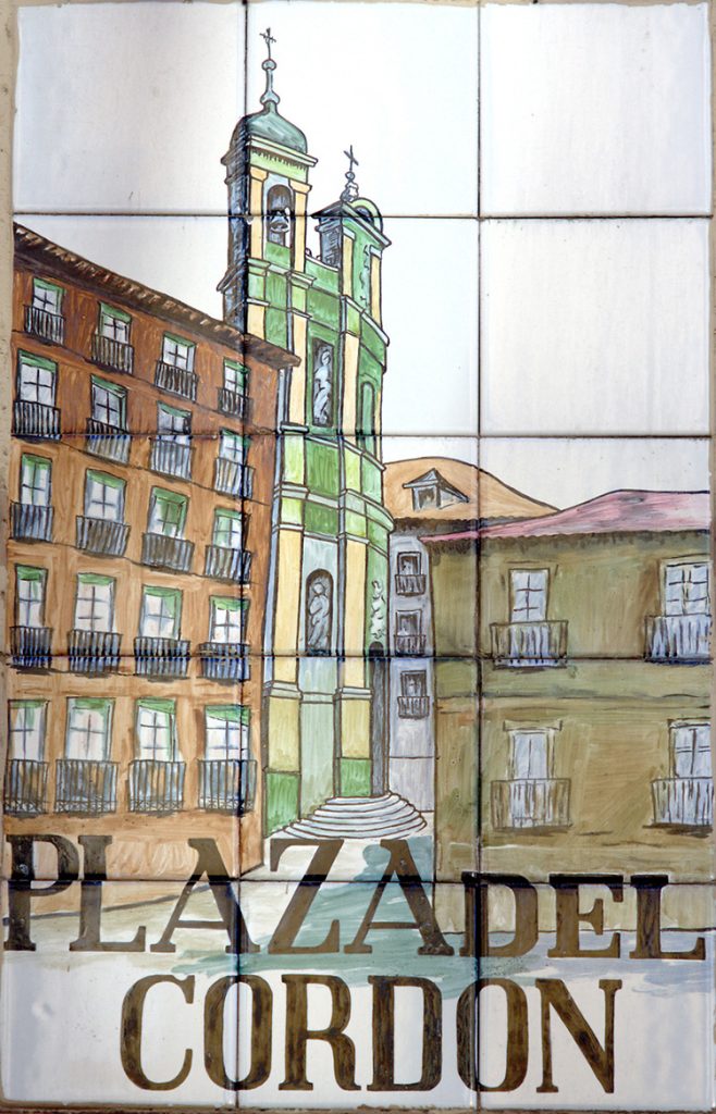 Paseando por la plaza del Cordón
